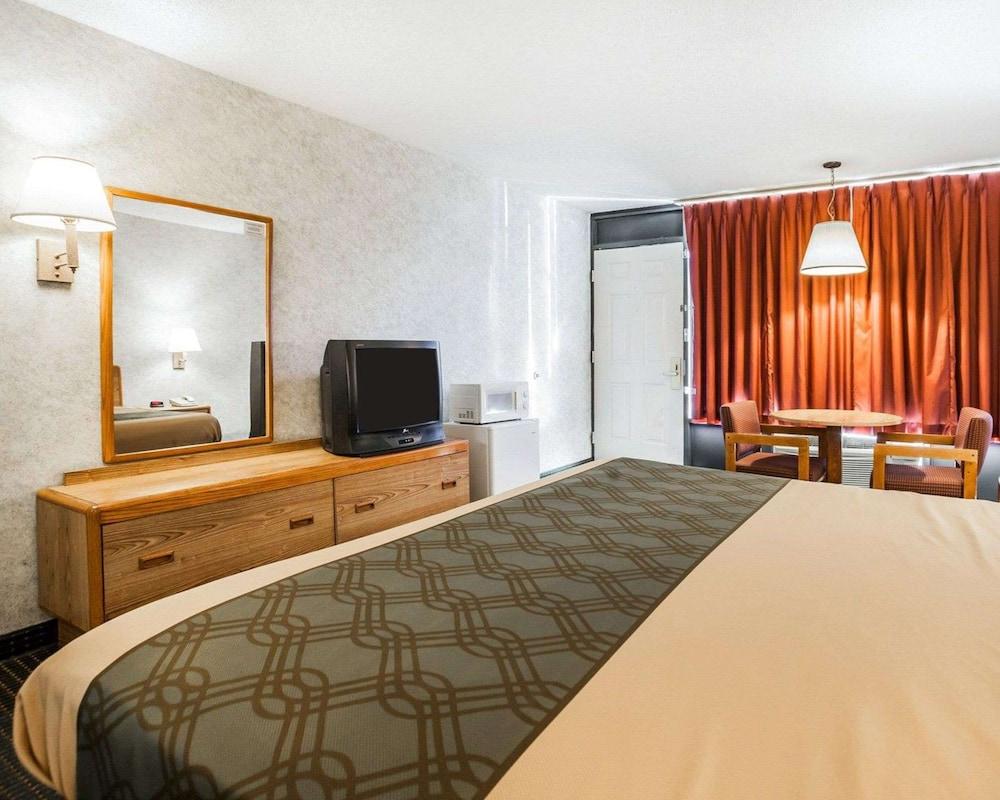 Econo Lodge Jefferson City photo 15