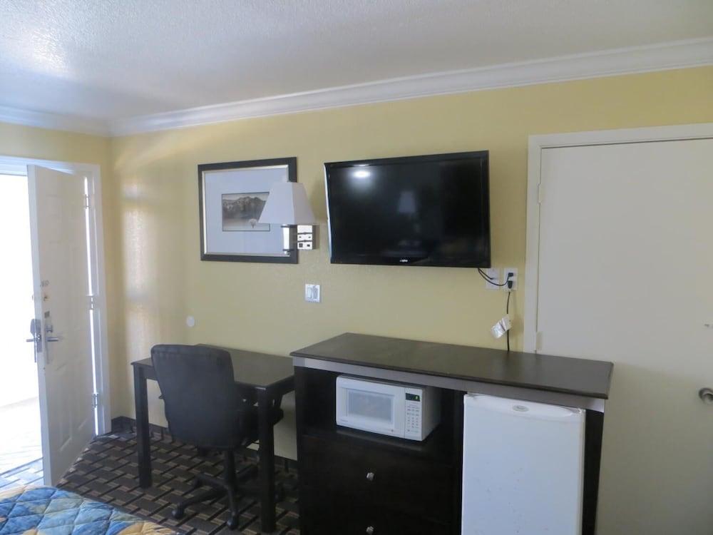 Hallmarc Inn photo 5