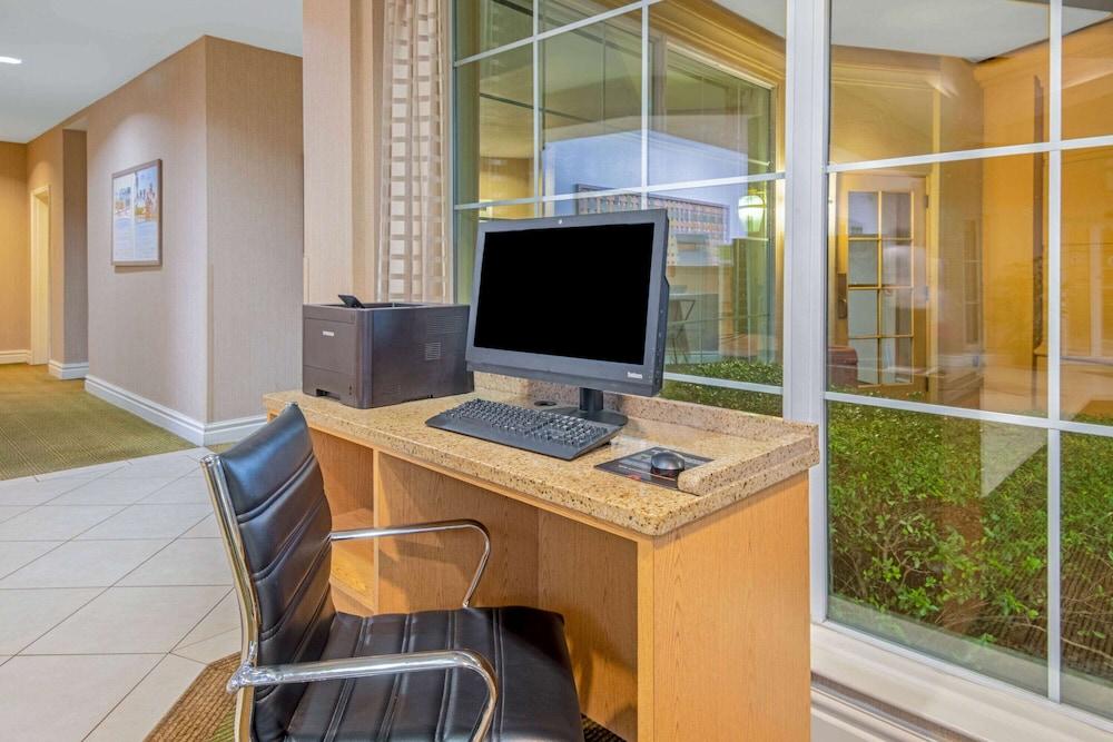 La Quinta Inn & Suites by Wyndham Sherman photo 25