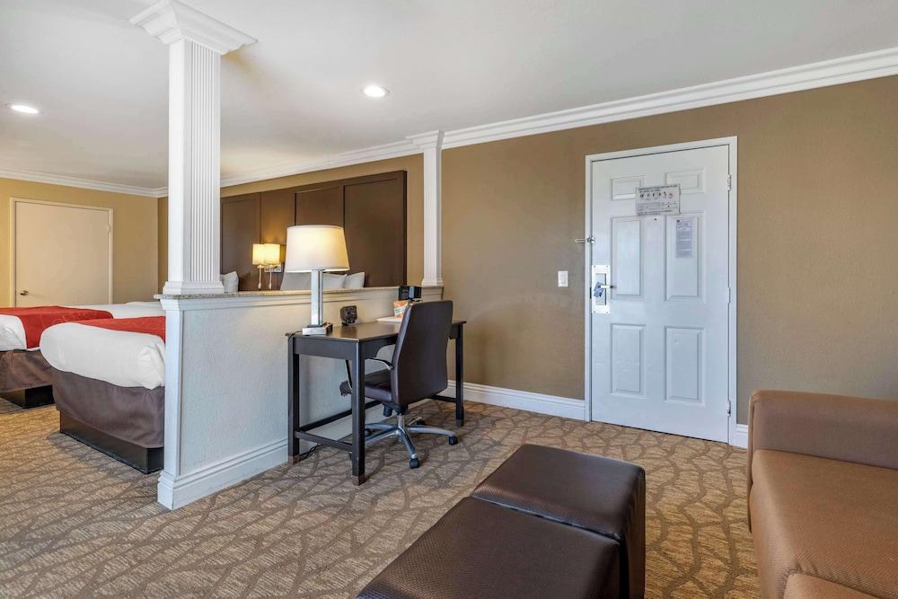 Comfort Suites San Clemente Beach photo 15