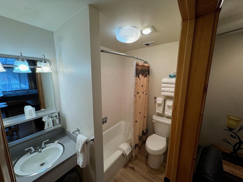 Chateau Rouge Condominiums photo 52