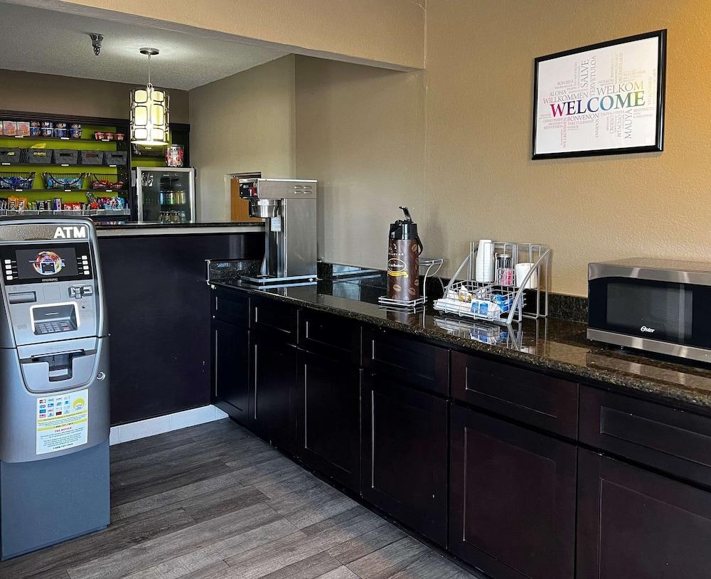 Econo Lodge Spring Lake near Fort Bragg photo 20