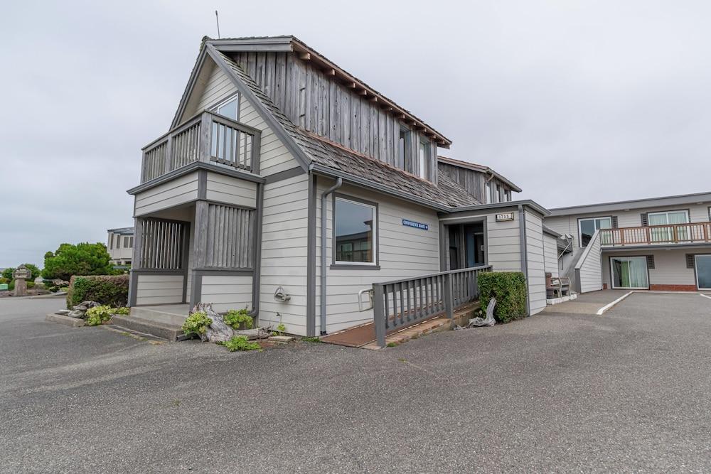 Sunset Oceanfront Lodging photo 48