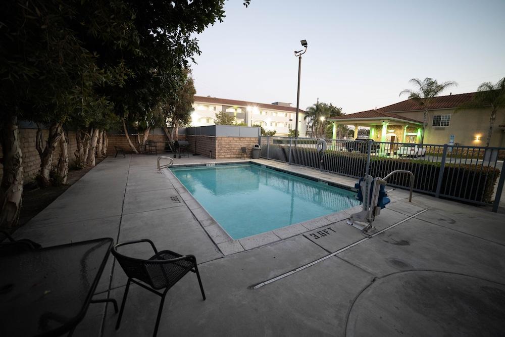 Mid City Inn and Suites photo 4