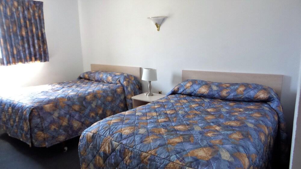 Golden Rail Motel photo 23