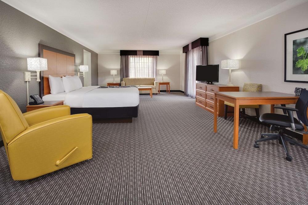 Days Inn by Wyndham Gainesville University I-75 photo 11