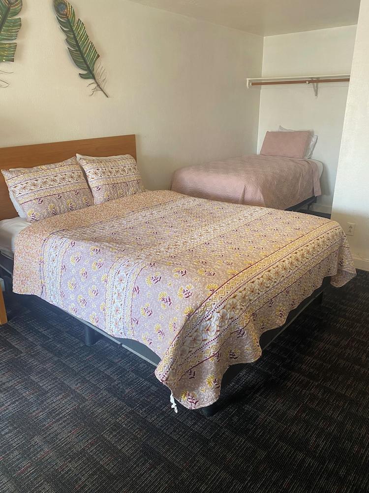 Holiday Motel photo 18