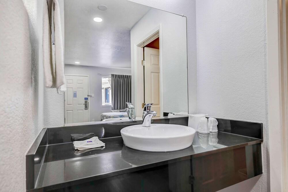 Motel 6 Denton, TX - UNT photo 38