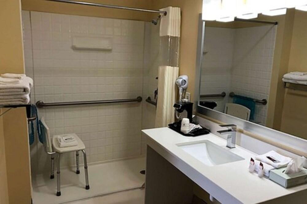 Days Inn by Wyndham Cape Carteret near Emerald Isle photo 15