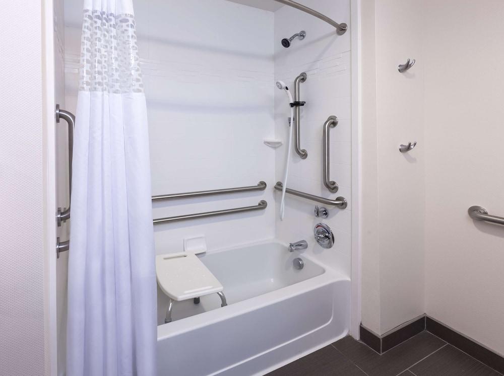 Hampton Inn Marion photo 14