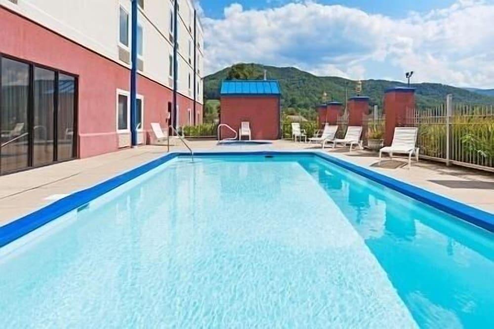 Mountain Inn & Suites photo 13