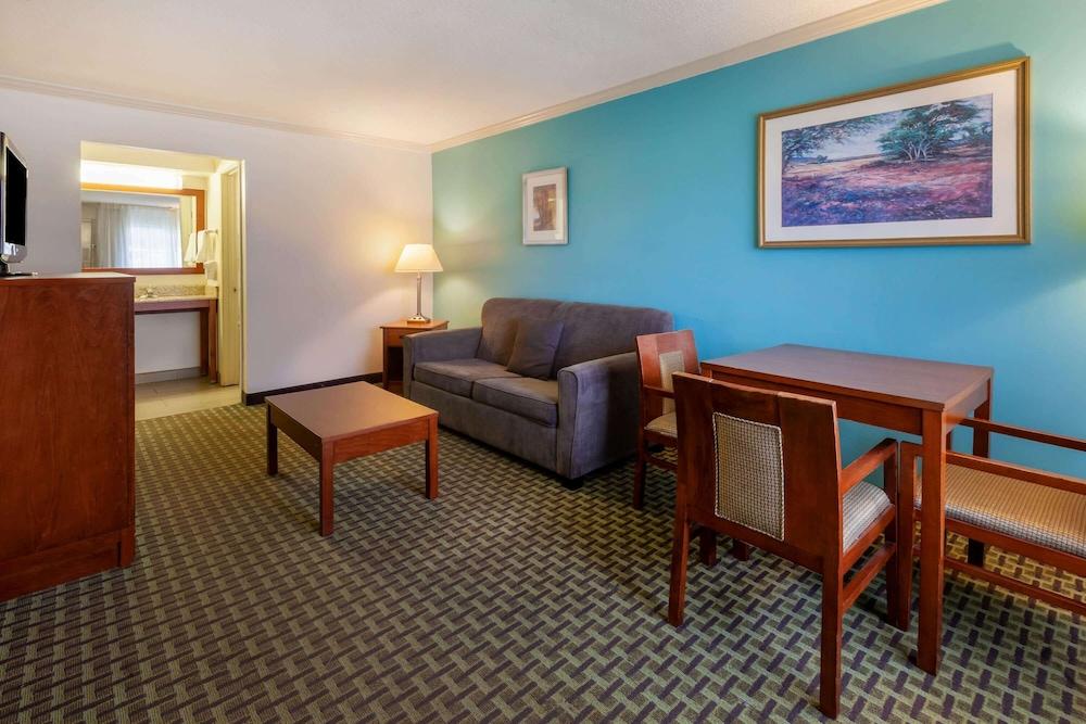 Days Inn by Wyndham Austintown photo 43