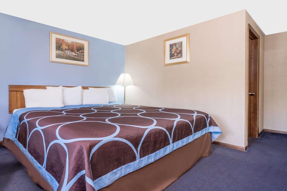 Super 8 by Wyndham Mankato photo 2