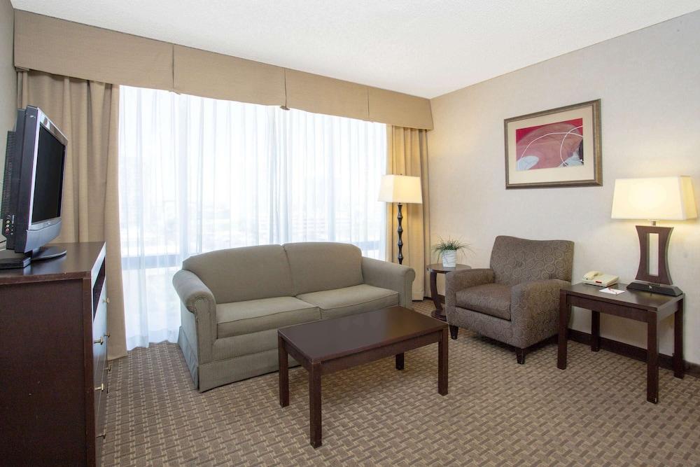 Holiday Inn Express & Suites Phoenix Midtown by IHG photo 54