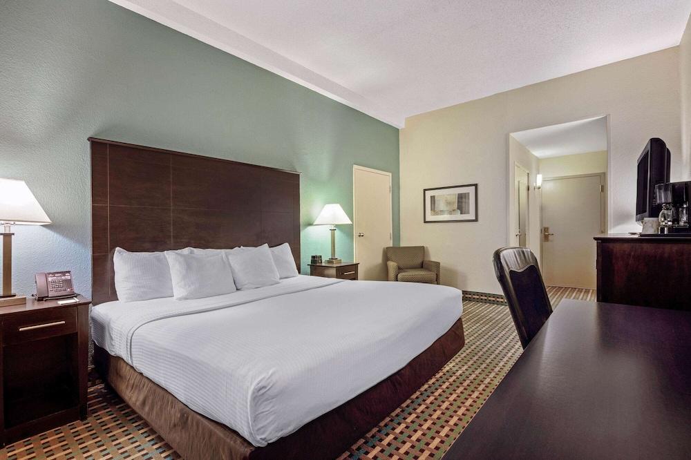 La Quinta Inn by Wyndham Columbia SE / Fort Jackson photo 12