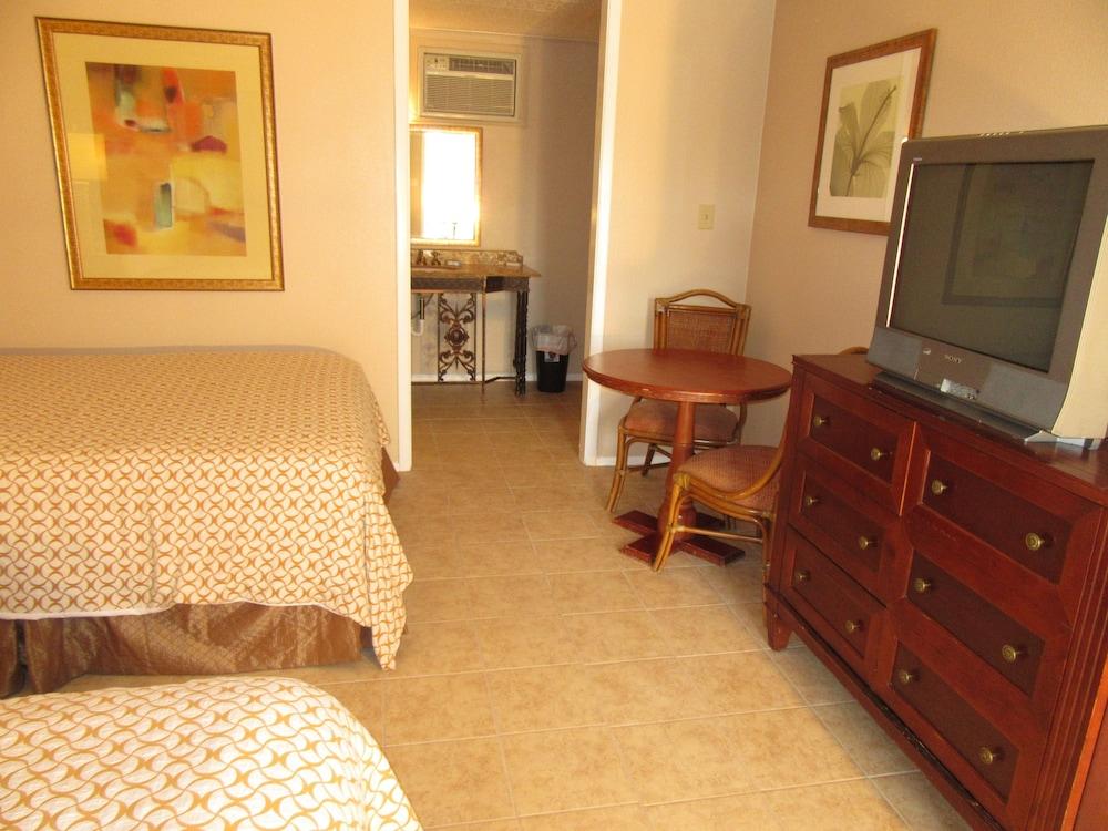 El Patio Inn photo 20