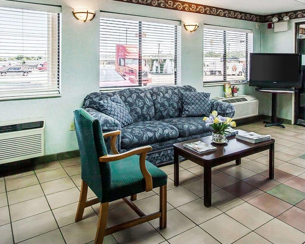 Econo Lodge Inn & Suites Southeast photo 20