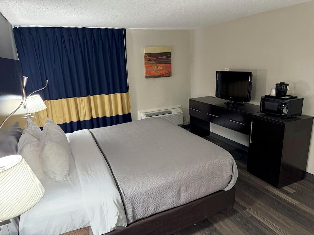 Quality Inn and Suites Livonia photo 9