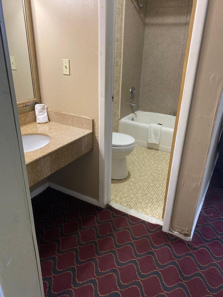Ivory Tower Motor Inn photo 10