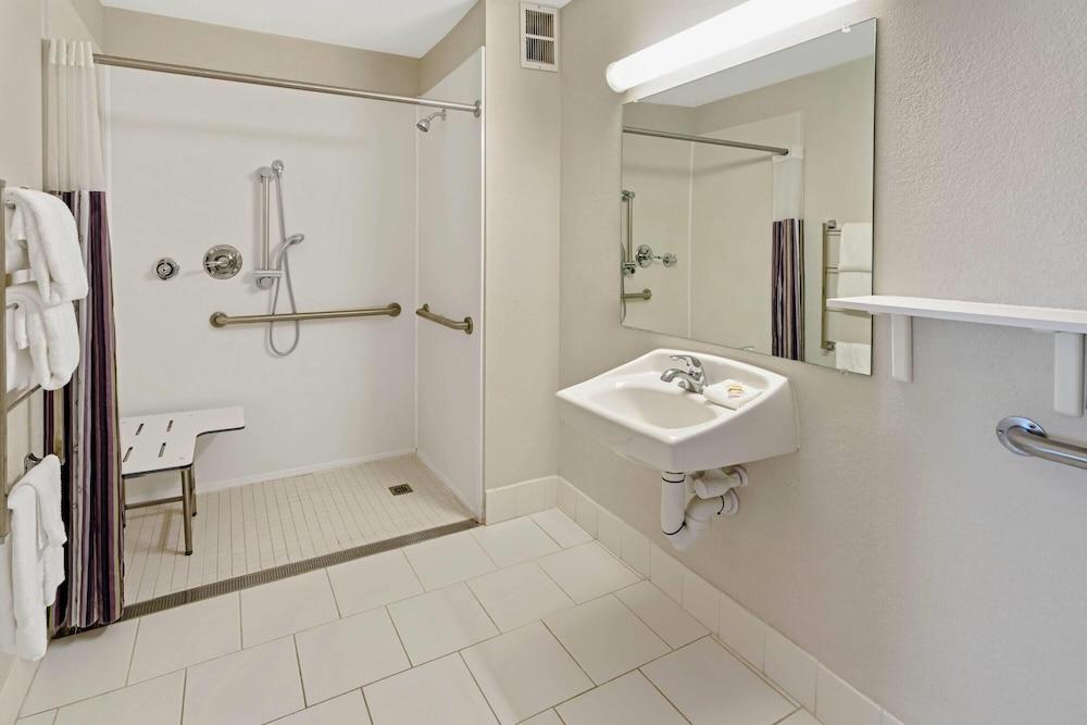 Travelodge by Wyndham Phoenix North photo 3