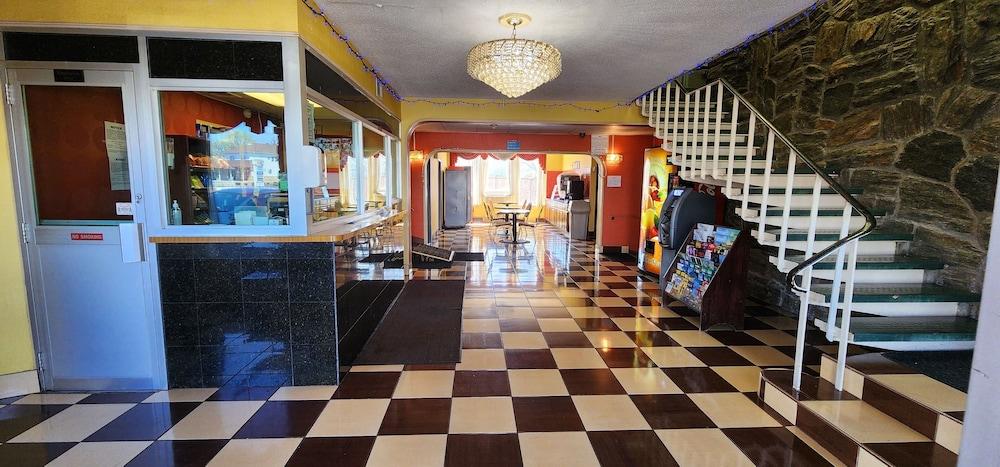Townhouse Inn & Suites photo 6