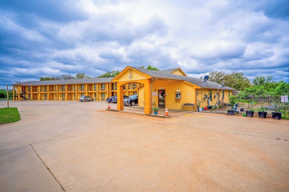 Regency Inn By OYO Rockdale TX photo 56