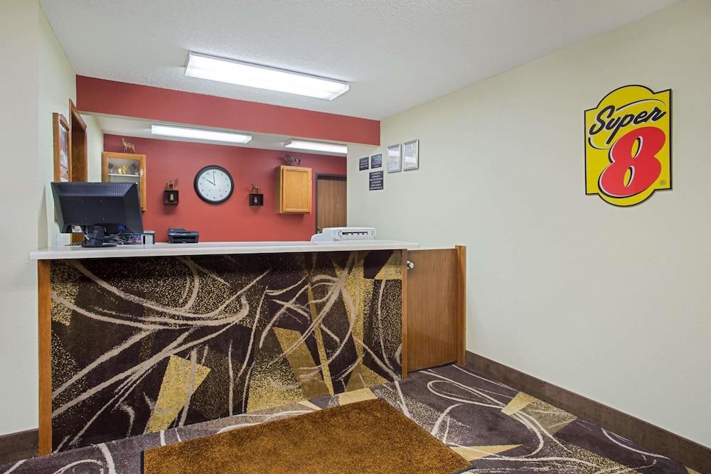 Super 8 by Wyndham Charles City photo 3