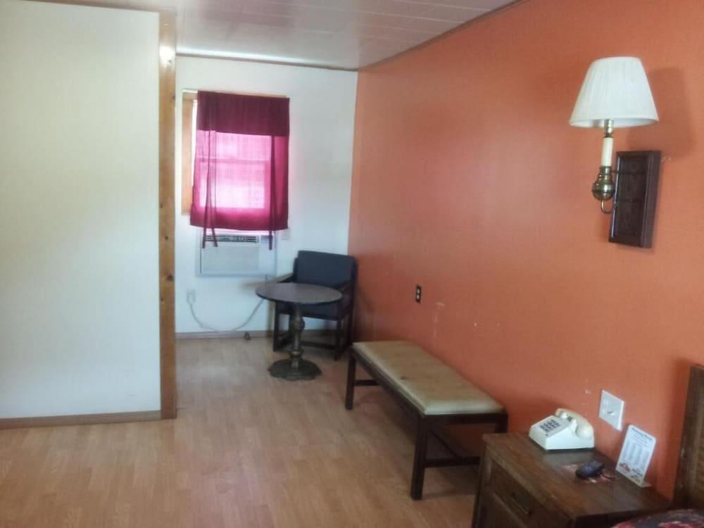 Mustang Motel photo 13