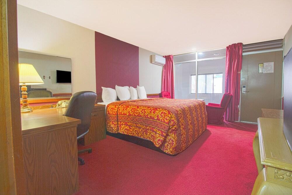 HomeTown Inn by OYO - Liberal, KS photo 53