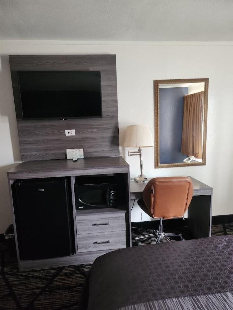 Americas Best Value Inn Forest photo 32
