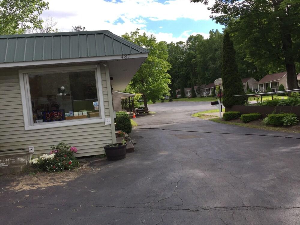 Adirondack Oasis Motel photo 9