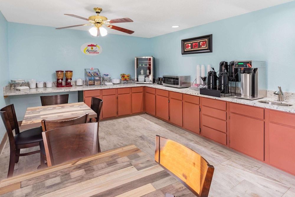 Super 8 by Wyndham Kinder/Coushatta near Casino photo 22