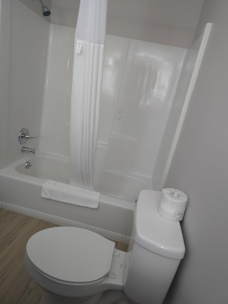 Days Inn & Suites by Wyndham Port Huron photo 32