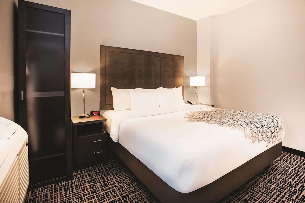 La Quinta Inn & Suites by Wyndham Baltimore Downtown photo 2