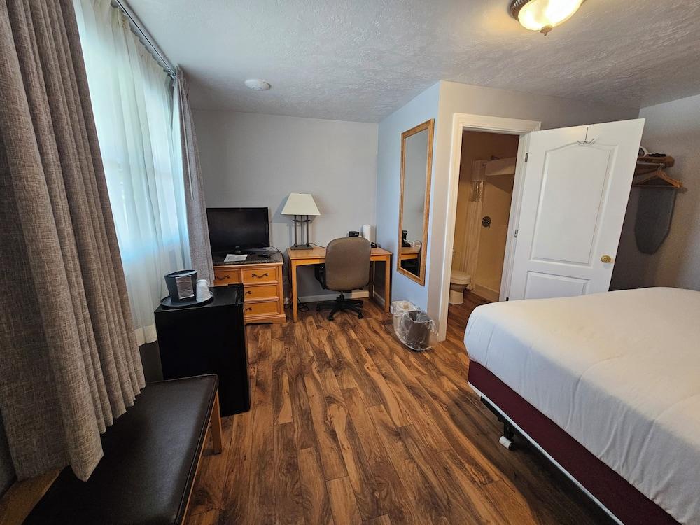Capt.'s Inn & Suites photo 50