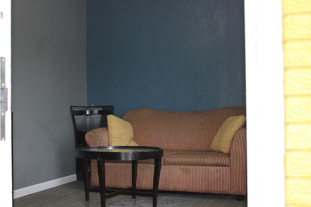 Econo Lodge Oskaloosa photo 9
