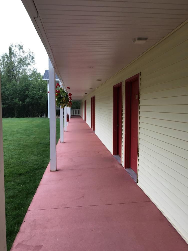 The Beach Inn Motel — hotel in Munising