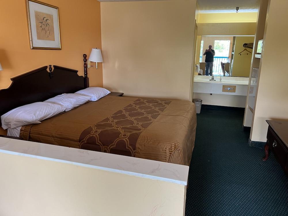 Deluxe Inn & Suites photo 21