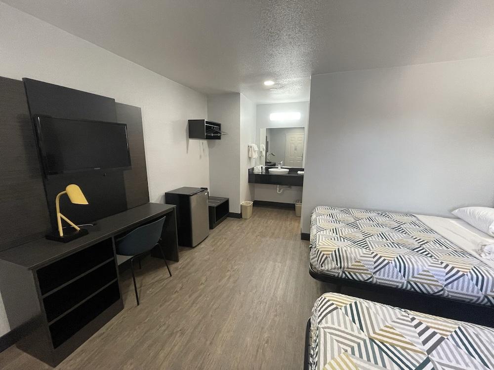 Motel 6 Denton, TX - UNT photo 5