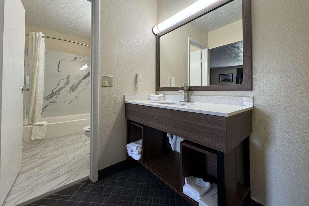 Quality Inn Mason Near Kings Island photo 22