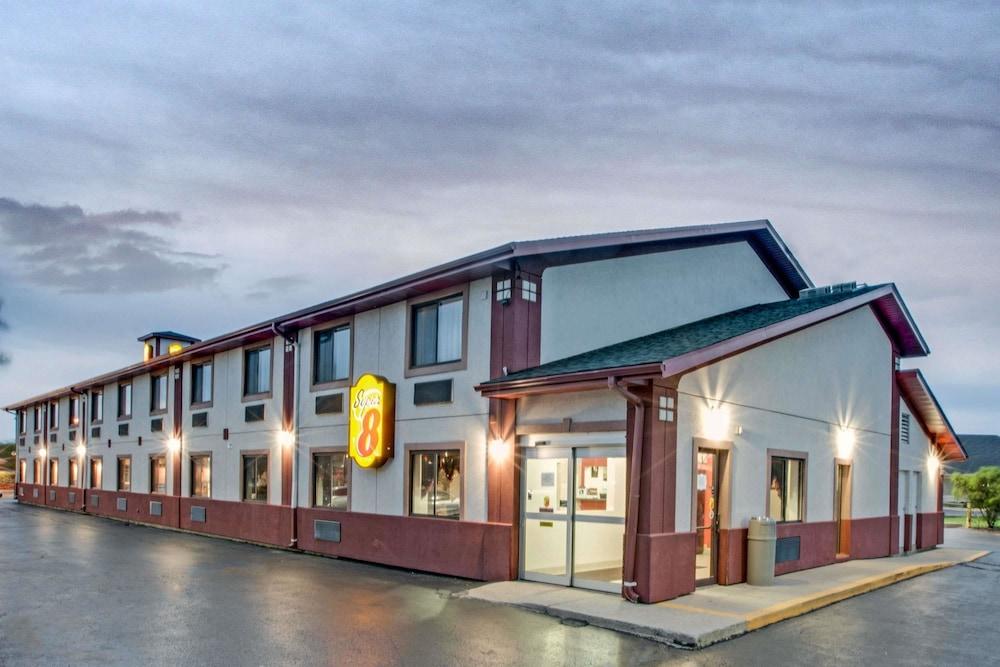 Super 8 by Wyndham Crystal Lake photo 18