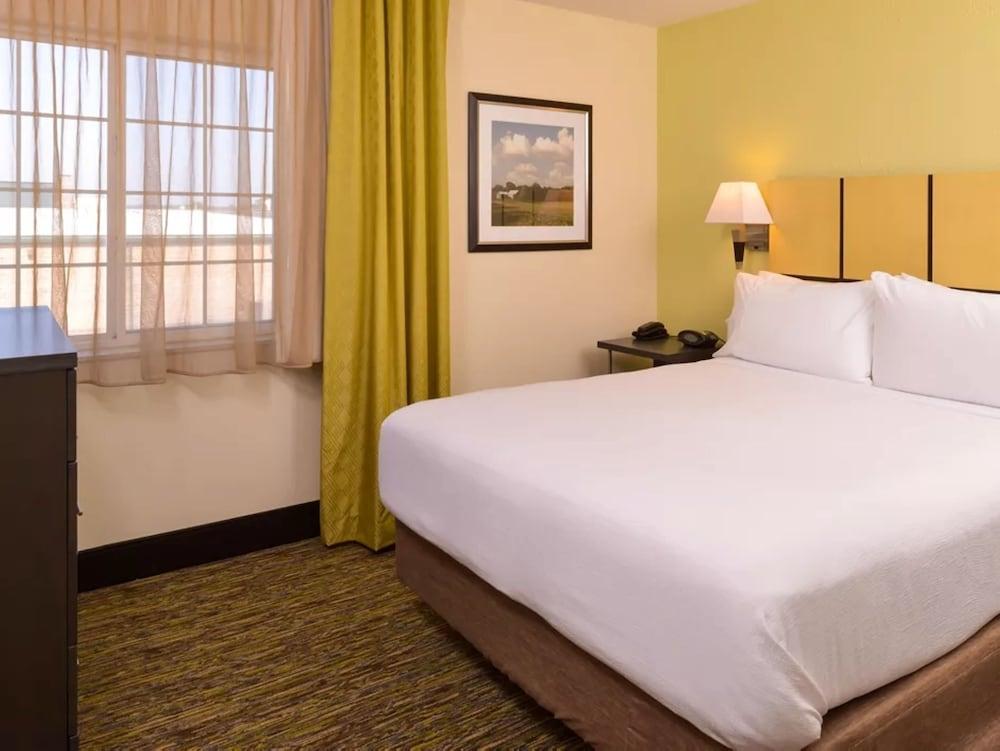Candlewood Suites Jefferson City by IHG photo 25