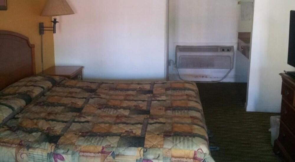 Deluxe Inn photo 16