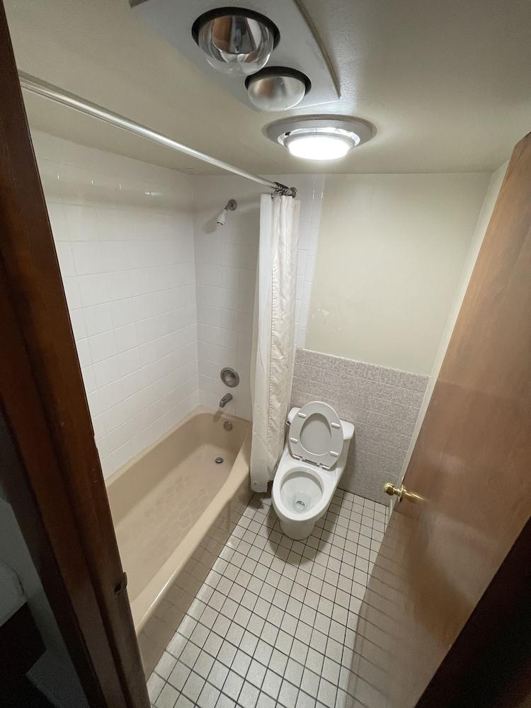 VIBE INN - WHIRLPOOL SUITES photo 19