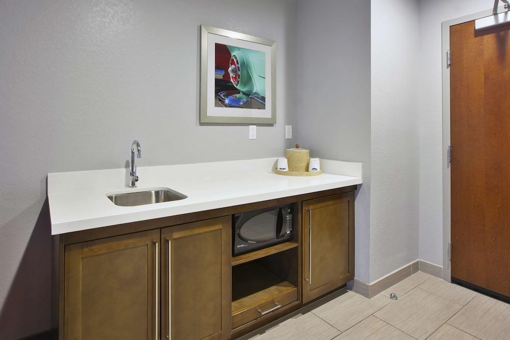 Hampton Inn by Hilton Detroit Dearborn photo 7