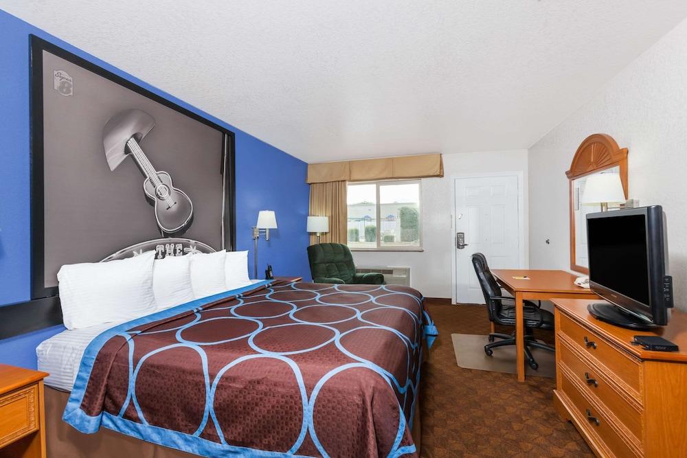 Super 8 by Wyndham Cleburne photo 4