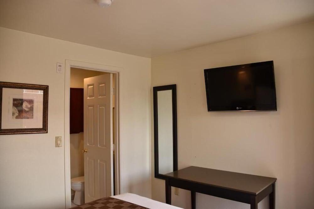 Baycities Motel photo 18