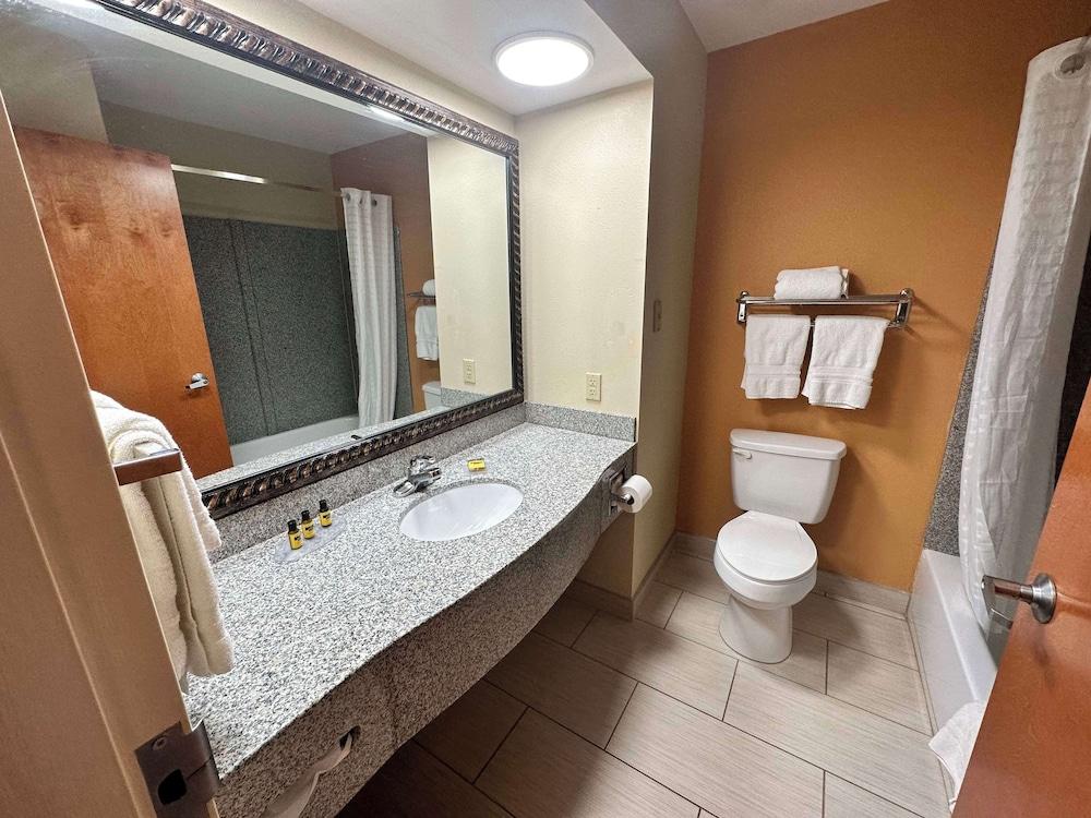 Best Western Plus Bass Hotel & Suites photo 25