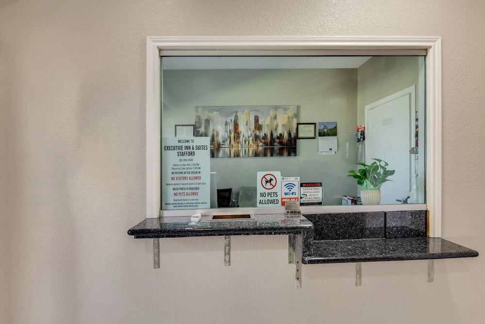Executive Inn & Suites photo 5