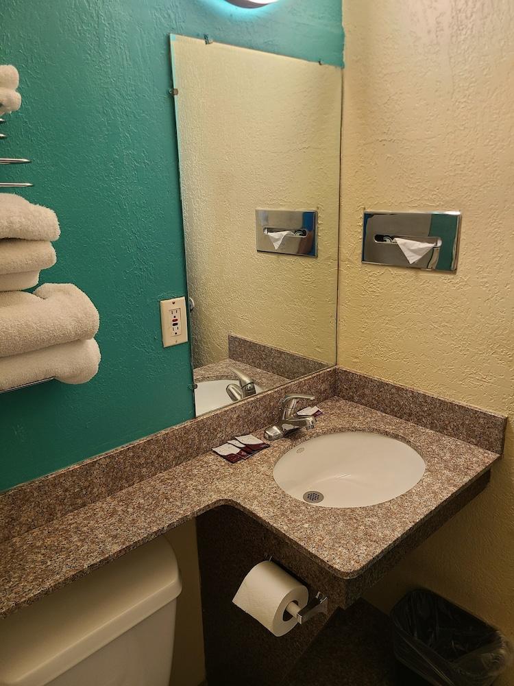 Encore Motel photo 43
